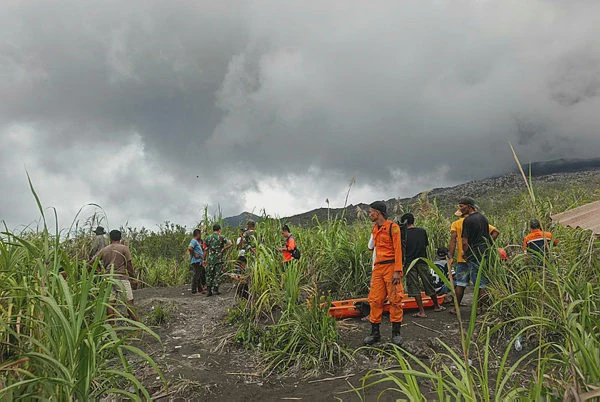 Image from: Rescuers search for hikers killed in Indonesia volcano eruption