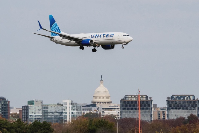 Image from: United jet hits truck and light pole on approach to Newark airport