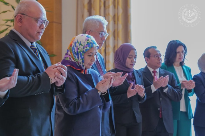 Image from: Queen arrives in Uzbekistan for special visit