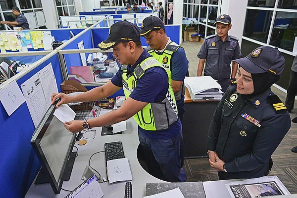 Image from: Terengganu KPDN seizes unlicensed software worth over RM456,000