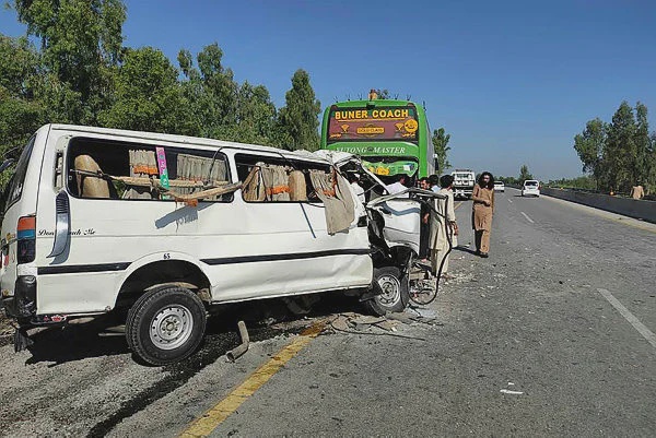 Image from: 17 dead in Pakistan as van crashes into parked bus