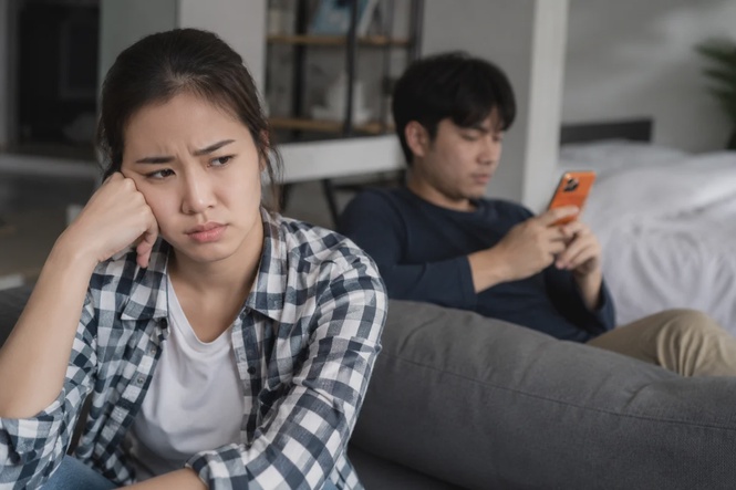 Image from: Woman earning RM4k supports BF financially, says he cried when she considered moving away for work