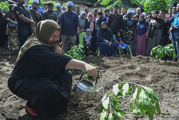 Image from: Sungai Petani crash victims laid to rest as community mourns