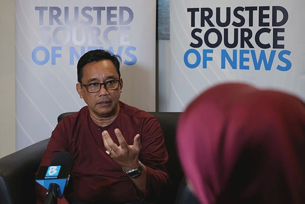 Image from: Khuzzan returns to Semerah with pledge to complete delayed agenda