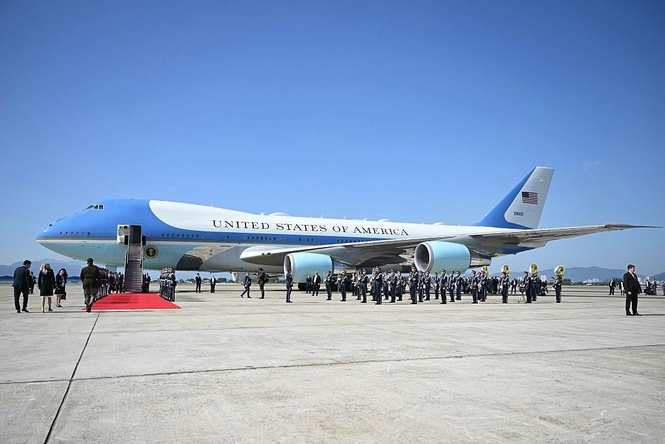 Image from: US says goodbye to Air Force One plane as Qatari jet awaits