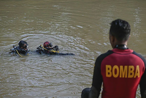 Image from: Boat capsizes in Baleh, one missing and six saved