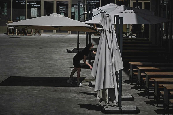 Image from: France records hottest-ever night, 40 drownings