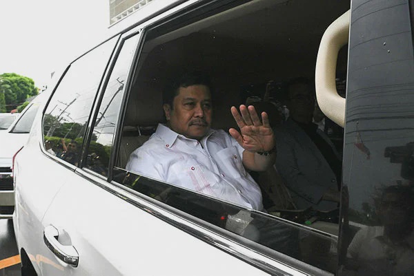 Image from: Philippine senator Estrada surrenders over plunder charges