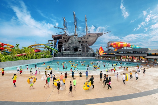 Image from: SplashMania turns three: Buy one, free one ticket promo for anniversary
