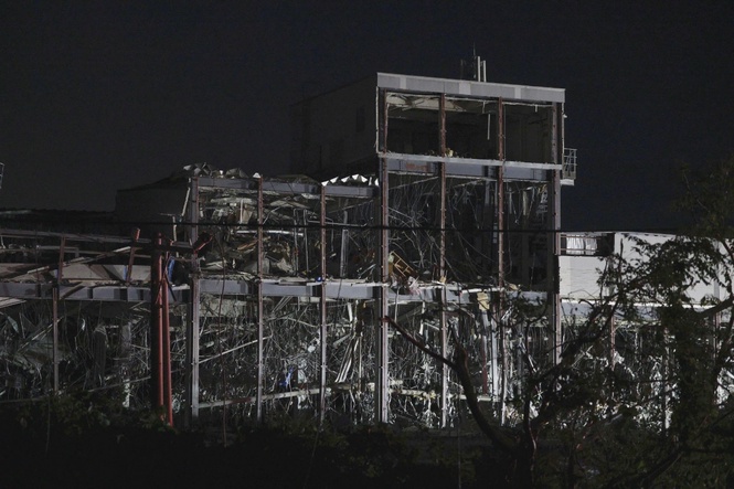 Image from: Many people trapped in shopping mall after Japan quake
