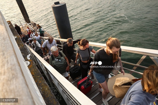 Image from: Hundreds flee French wildfire by boat from Cap Ferret