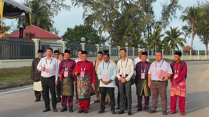 Image from: Aminuddin arrives to file nomination papers for Linggi seat as three-way battle looms