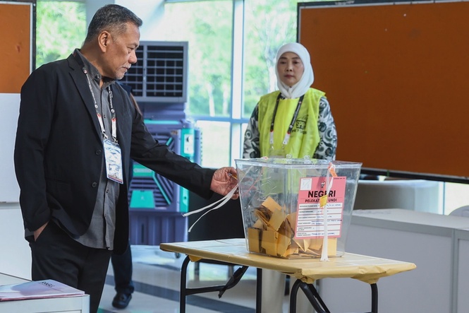Image from: EC chairman inspects voting process at four polling centres