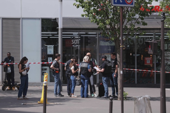 Image from: Man stabbed three women with knives in Paris
