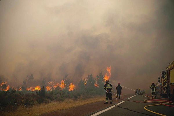 Image from: ‘Difficult night’ as France, Spain fires intensify again