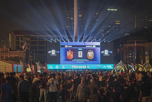 Image from: Thousands gather at Dataran Merdeka for World Cup final