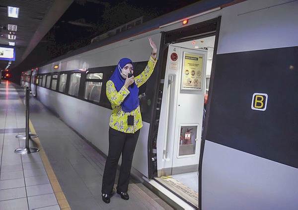 Image from: Fallen structure disrupts KTM Komuter and ETS services near Batang Benar