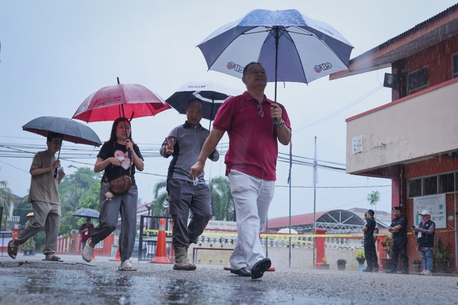 Image from: Light rain fails to dampen Johor voters’ spirits