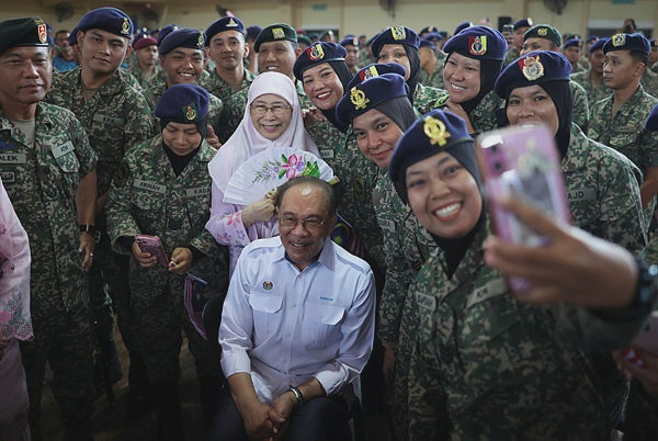 Image from: Good relationship between Sultan Ibrahim and Bahrin King, peaceful country among factors Malaysia chosen to host F1 – Anwar