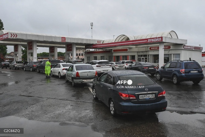 Image from: No fuel, no patience as Russians face shortages
