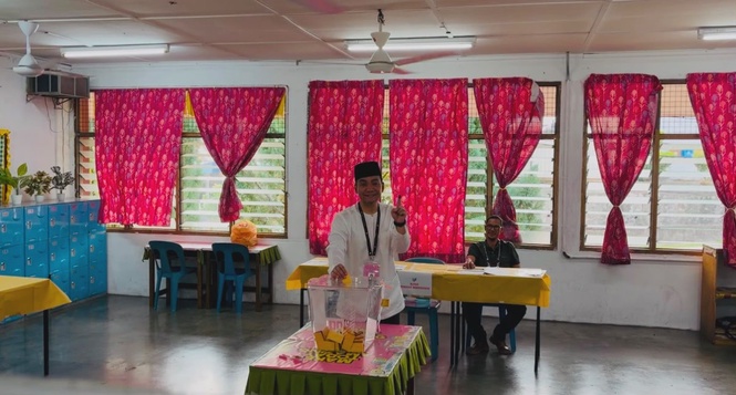 Image from: Onn Hafiz arrives at SK Simpang Renggam to cast vote