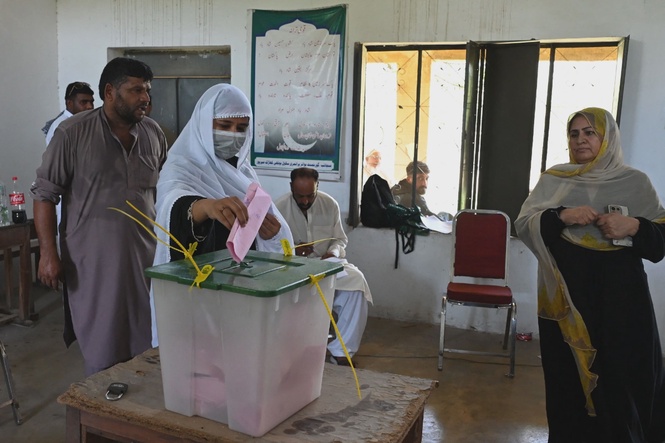 Image from: Kashmir election begins amid protests and internet curbs