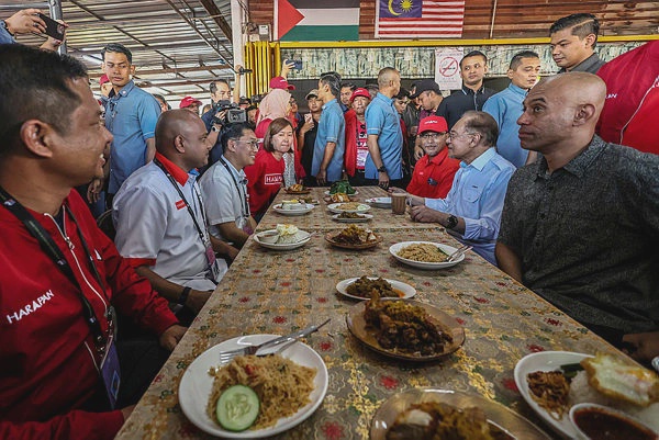 Image from: Anwar joins Layang-Layang residents and PH candidates for breakfast