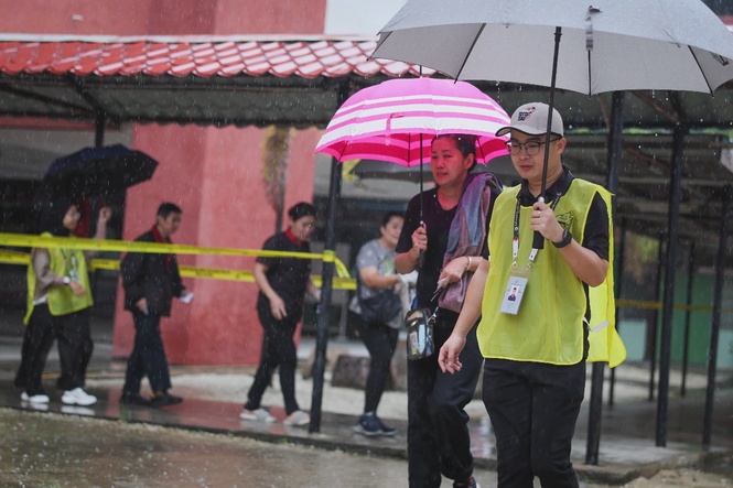 Image from: Rain may disrupt voter turnout momentum, EC says; 799 complaints received