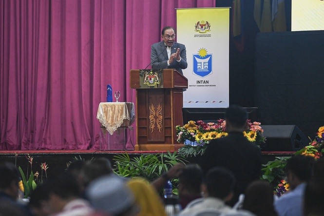 Image from: Anwar urges immigration staff to uphold integrity, reject graft
