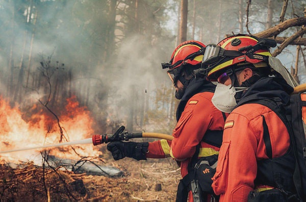Image from: Hundreds flee as wildfire rips through southern France