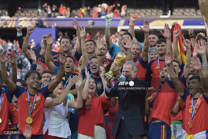 Image from: Spain’s king hails World Cup heroes as celebration tour begins
