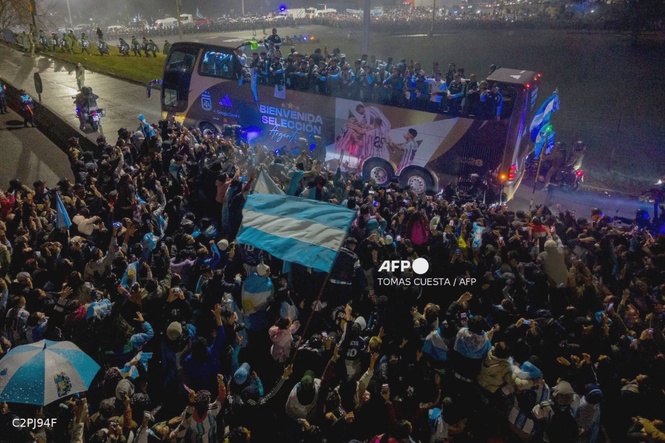 Image from: Thousands welcome Argentina squad home without Messi