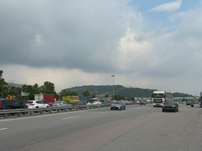 Image from: Traffic heading out of Johor Bahru slows as voters travel to districts for Johor polls