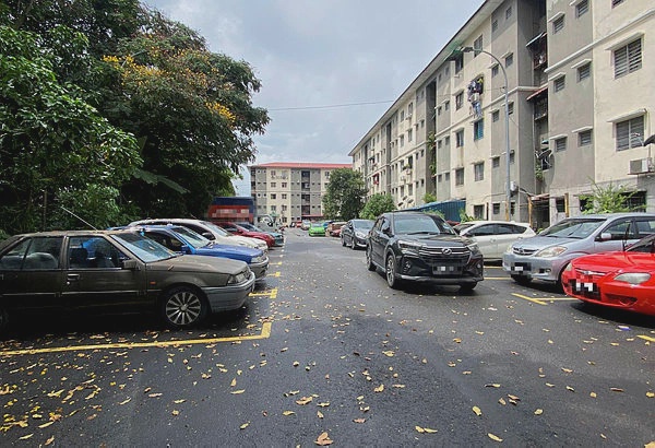Image from: Woman triggers debate after receiving note for parking in ‘reserved’ public space at Kajang flats