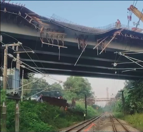 Image from: Fallen construction structure disrupts KTM Komuter, ETS services between Batang Benar and Labu