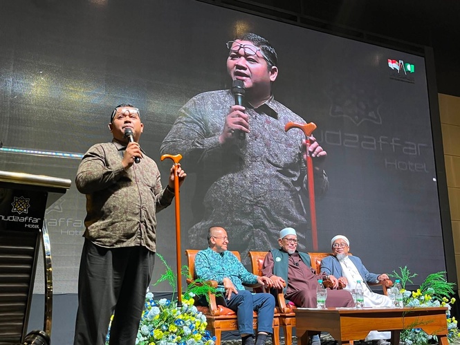 Image from: Hadi’s walking stick fetches RM16,500 as PAS begins Melaka election preparations