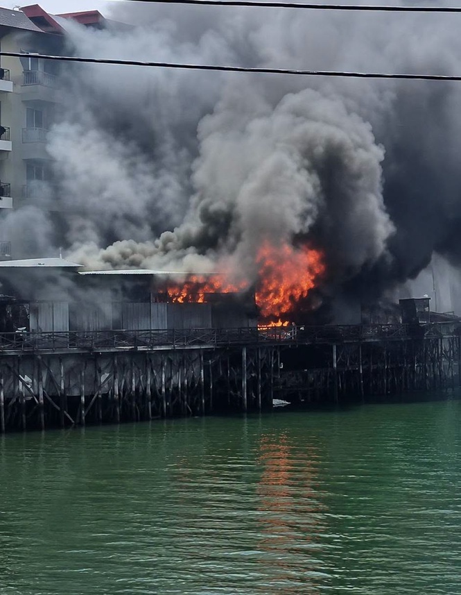 Image from: Hotel restaurant razed in Semporna blaze, man suffers burns