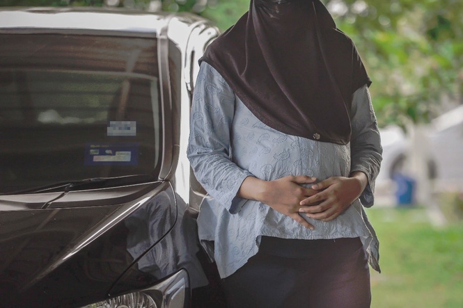Image from: Pregnant woman gives up LRT seat to blind mother, learns life lesson