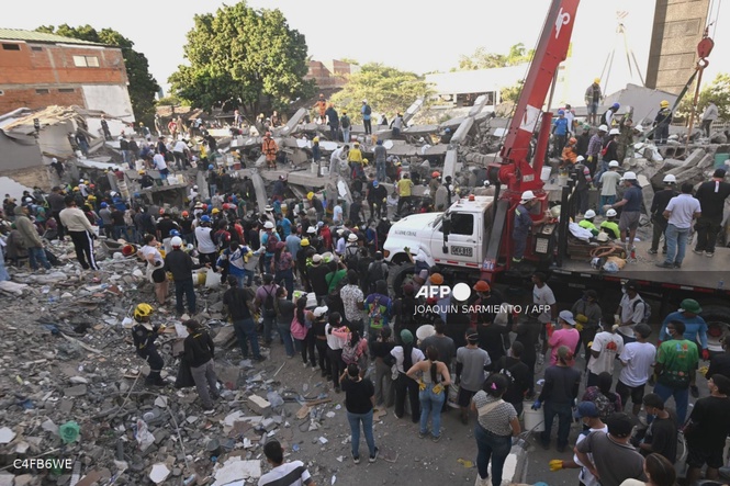 Image from: Colombians dig through rubble as quake death toll surpasses 240