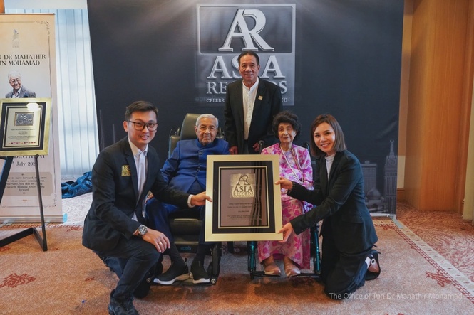 Image from: Dr Mahathir, Siti Hasmah set three historic records as centenarian couple