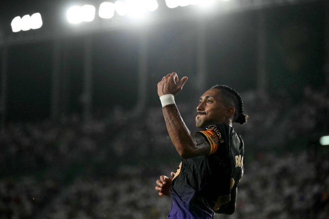 Image from: Raphinha, Lopez hit braces as Barcelona trounce Elche