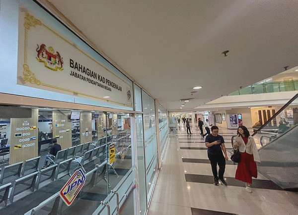 Image from: Foreigners at JPN not necessarily seeking MyKad, department says