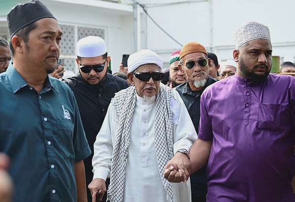 Image from: Hadi dakwa Bersatu keluar PN, Azmin Ali tegas bantah