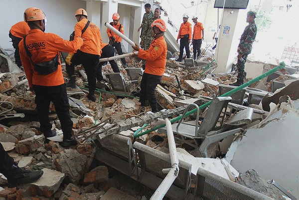 Image from: Thousands await aid after deadly Indonesian quake