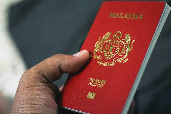 Image from: Immigration suspends Malaysian passports valid for more than 10 years