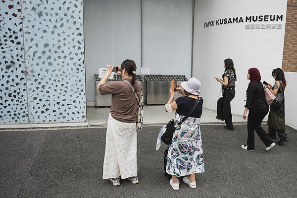 Image from: Japan’s ‘polka dot queen’ artist Yayoi Kusama dies aged 97