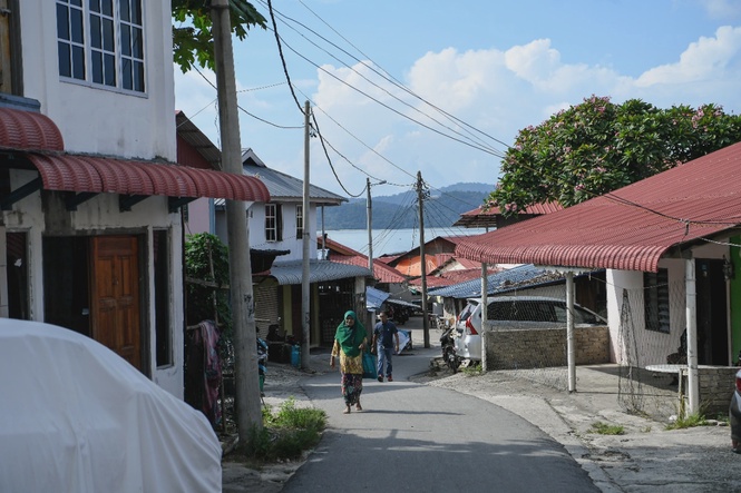 Image from: Bukit Malut residents urge end to stigma, deny refugee links
