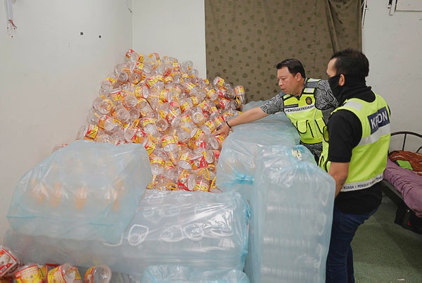 Image from: KPDN busts syndicate repackaging subsidised cooking oil as prayer oil