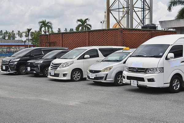 Image from: Kelantan JPJ seizes six vehicles over illegal tourist transport