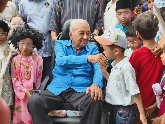 Image from: Children steal the show with Tun Dr. Mahathir Mohamad, Tun Dr. Siti Hasmah Mohd Ali cosplay at Langkawi event
